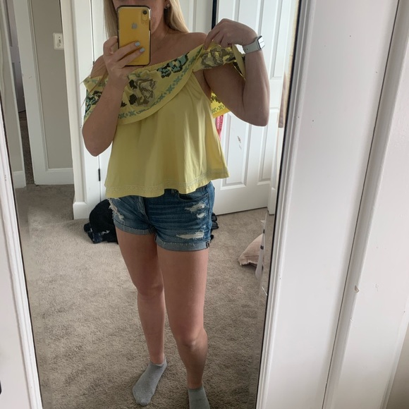 Off the shoulder yellow shirt - Picture 3 of 3